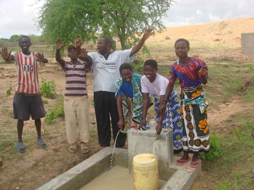 Community members witnessing draining of initial turbid water from filter chamber
